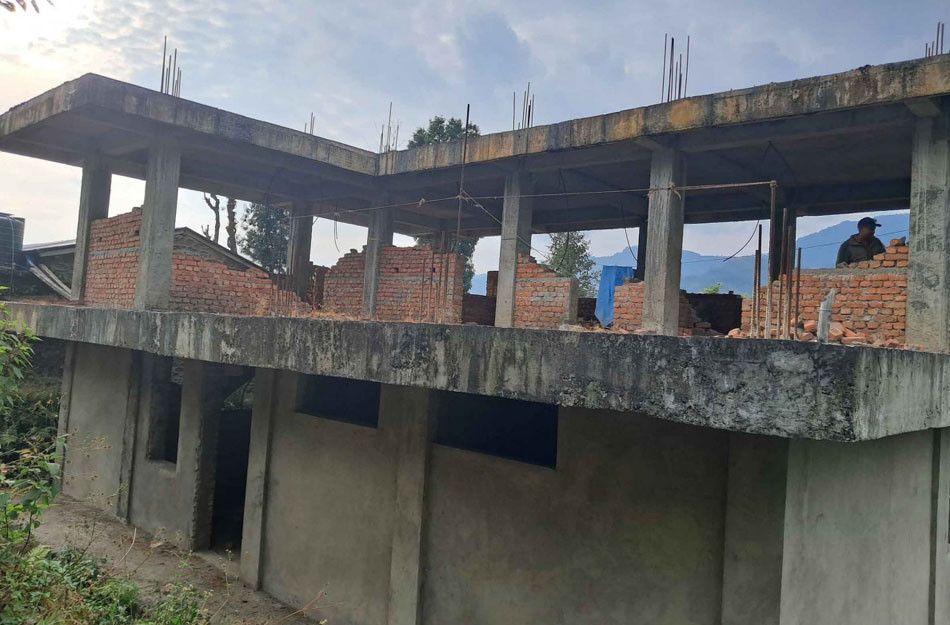 ठेकेदारको लापर्वाहीले स्वास्थ्यचौकी भवन अलपत्र